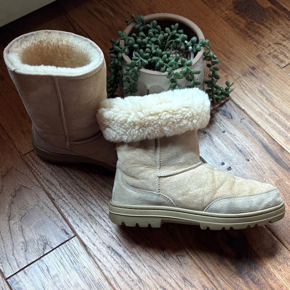 UGG Women's Light Tan Suede Fleece-Lined Winter Boots